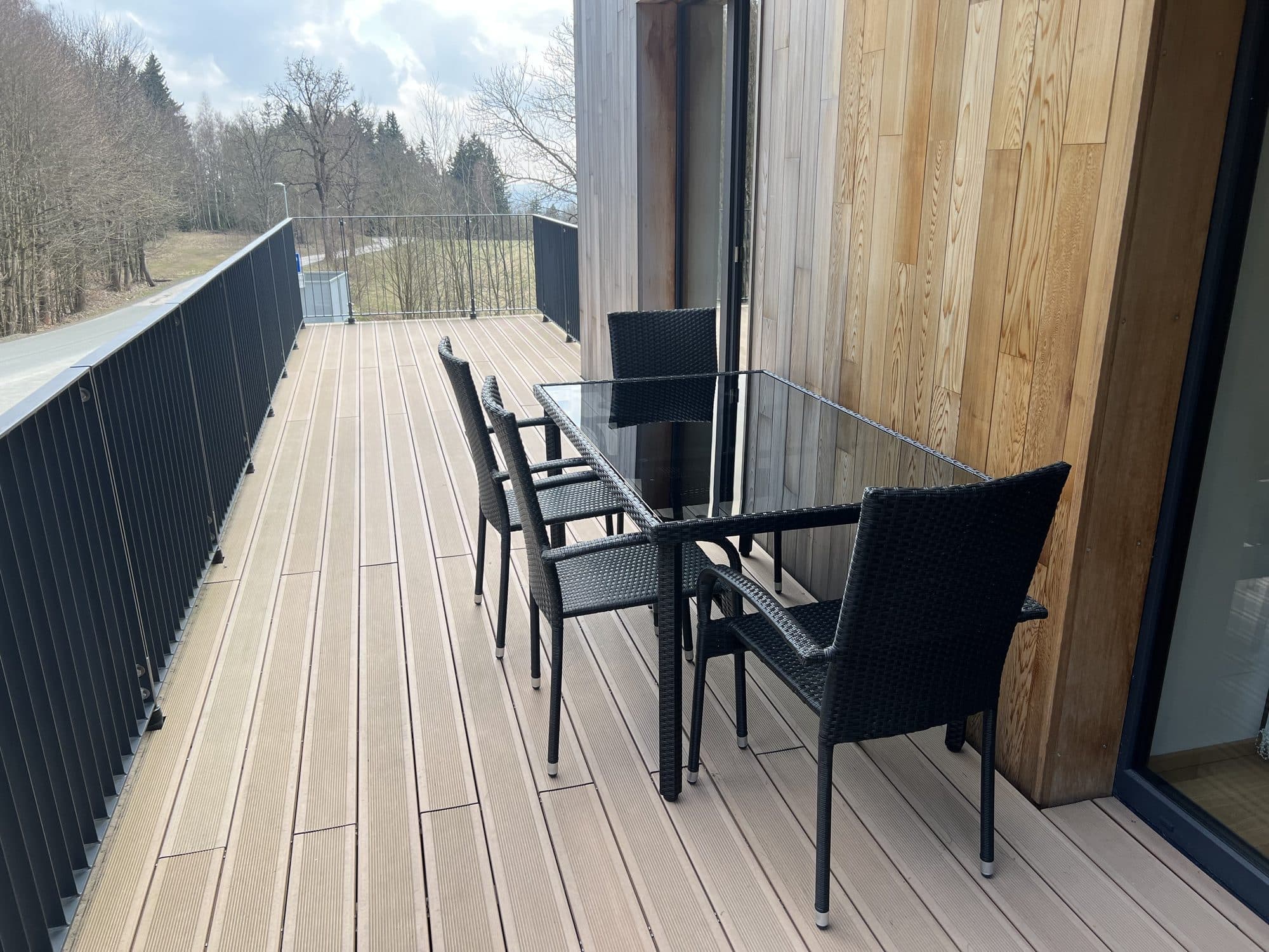 29 m² terasa k posezení i jídlu, orientace na jihovýchod
